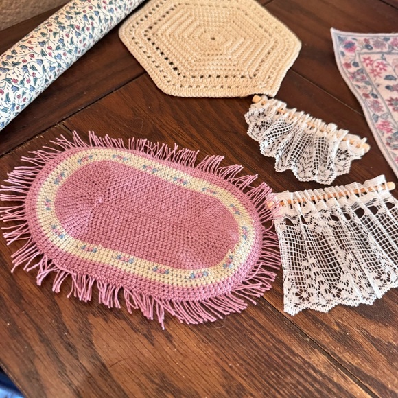 Vintage dollhouse decor accessories rug curtains linens wall paper - Picture 2 of 9
